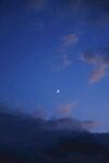 夜空下的月亮与远山