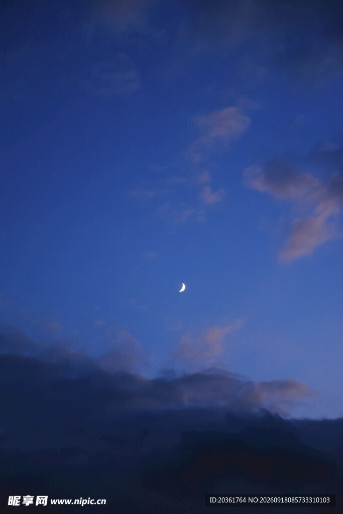 夜空下的月亮与远山