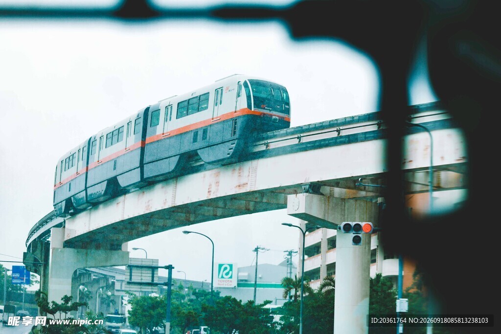 高架桥上行驶的现代列车