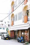 街边两层商铺建筑景象