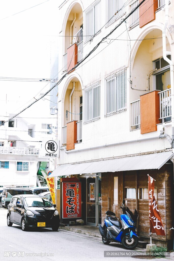 街边两层商铺建筑景象
