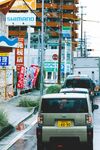 日本街头的车辆与店铺景观