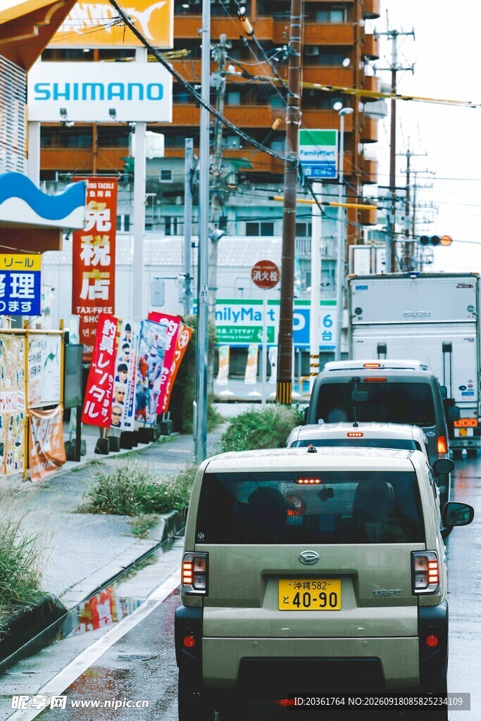 日本街头的车辆与店铺景观