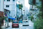 城市街道上行驶的多彩车辆