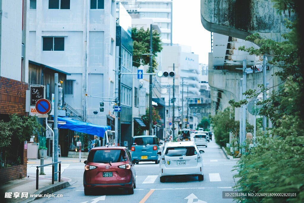 城市街道上行驶的多彩车辆