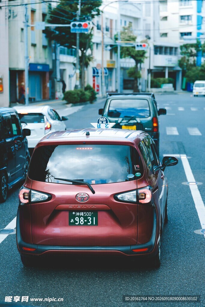 城市街道上的红色轿车