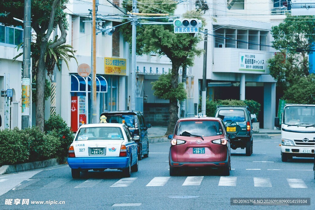 城市街道上行驶的多彩车辆
