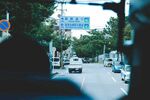 车内视角看城市道路景象