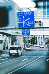 城市道路上的车辆与指示牌