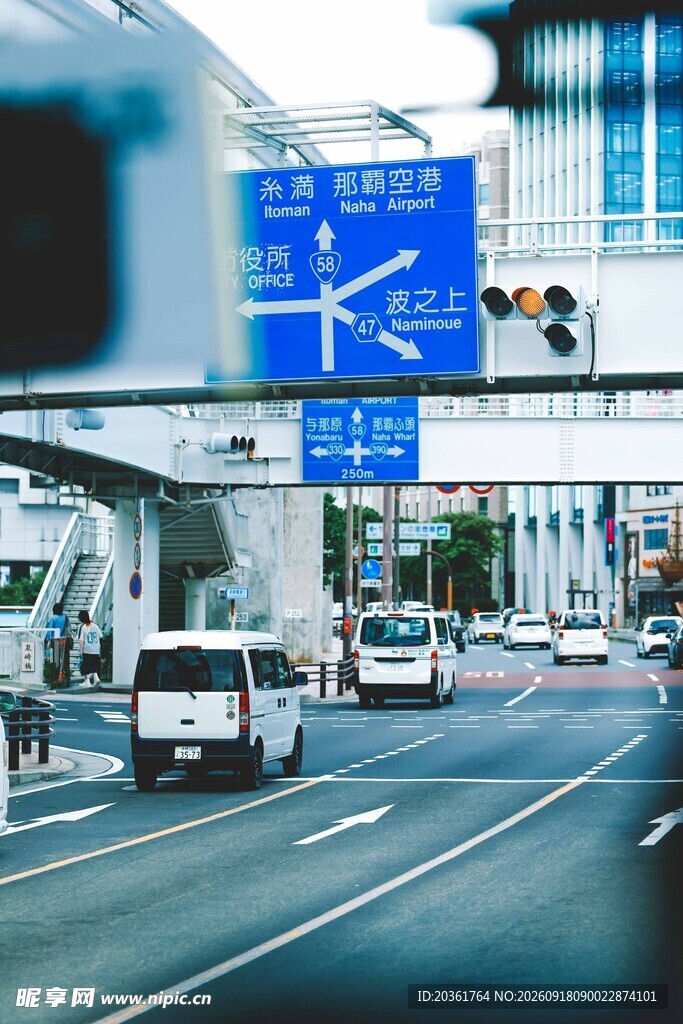 城市道路上的车辆与指示牌