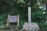 古老纪念碑与介绍牌