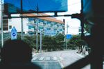 公交车内视角的街景画面