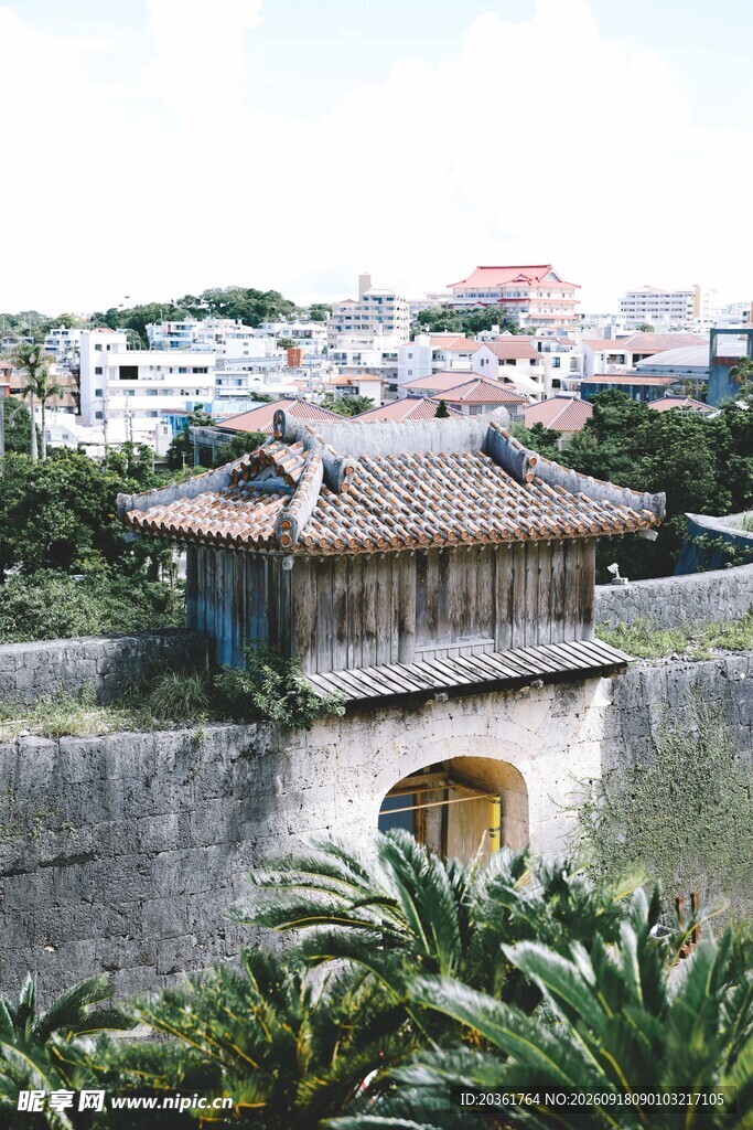 古城墙下的传统建筑景观