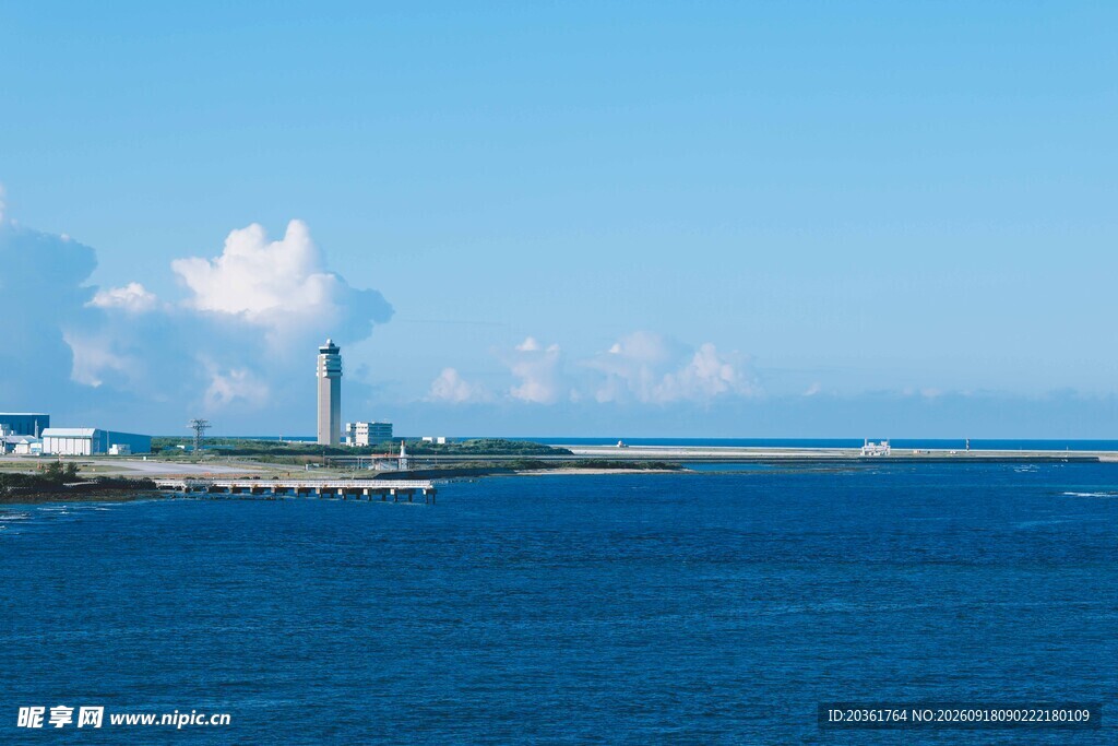 海边工厂与广阔蓝色海洋