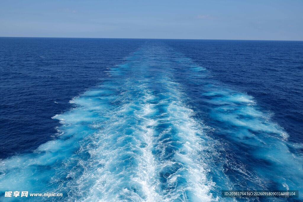 船行碧海留下美丽航迹