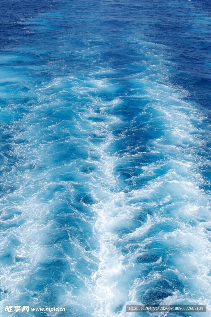 船行海面泛起蓝色浪花