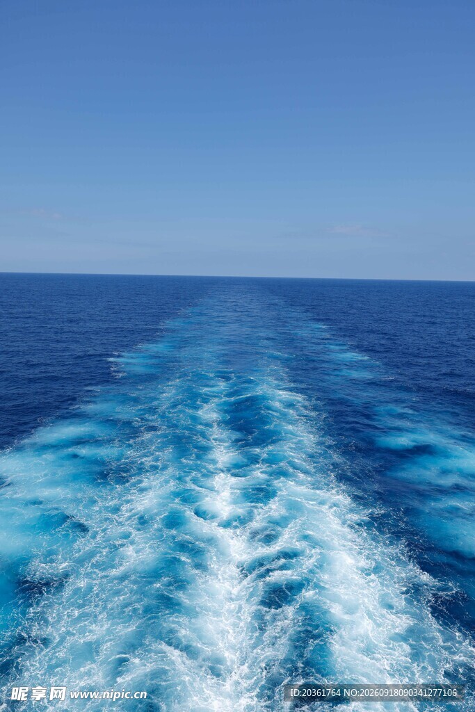 船行碧海留下白色航迹