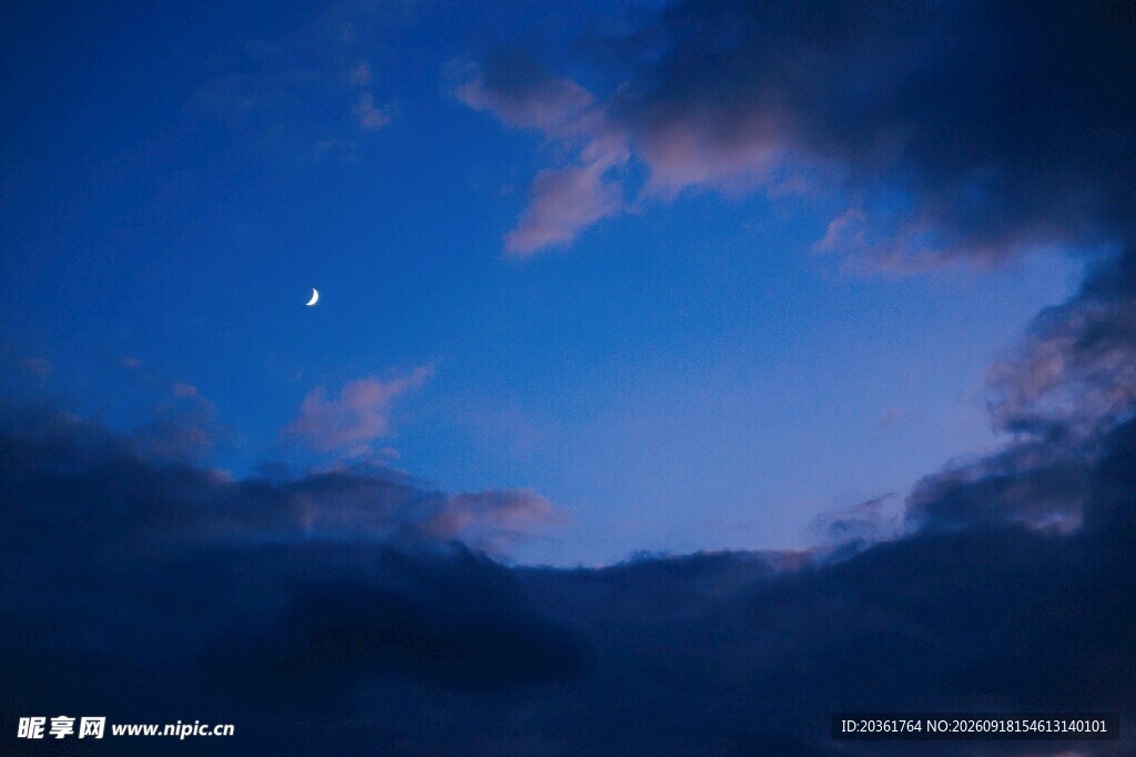 夜空明月伴云景