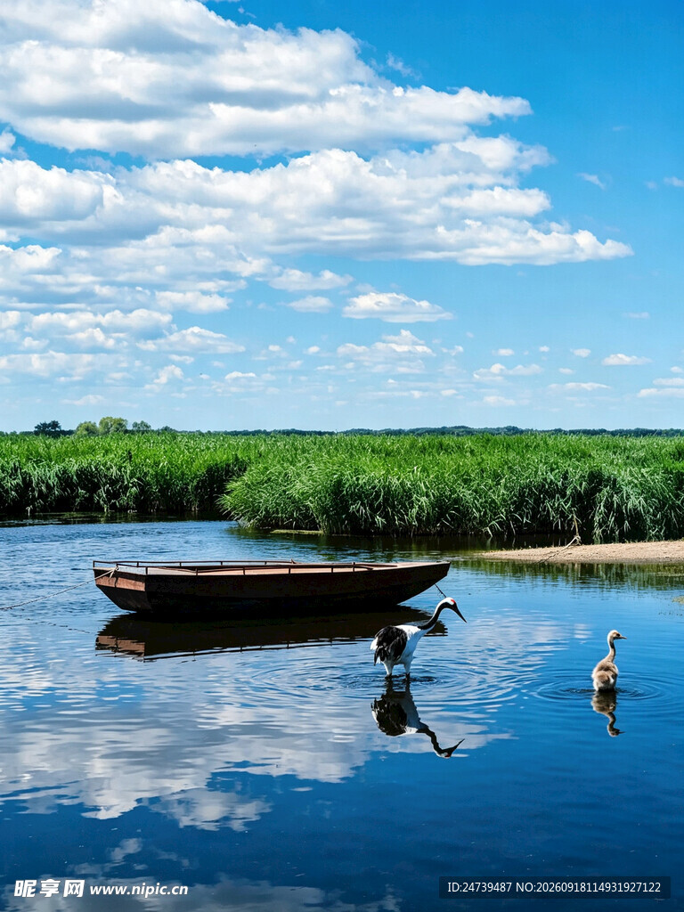 宁静湖面小船倒影美景