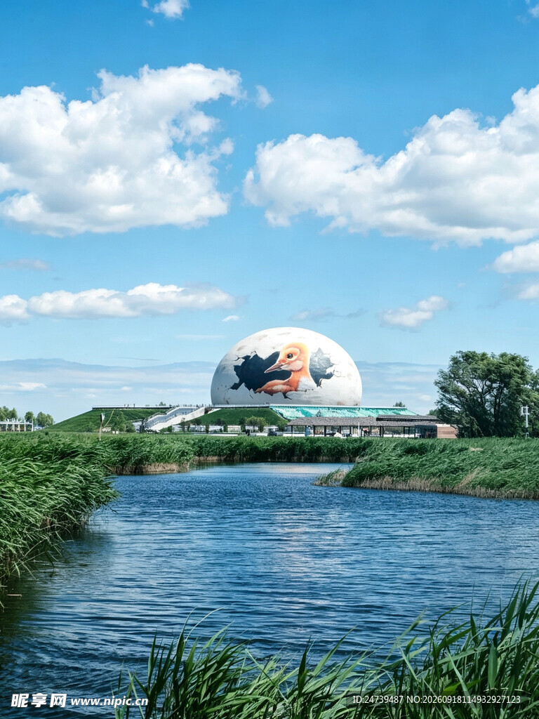 河畔边的球形建筑景观