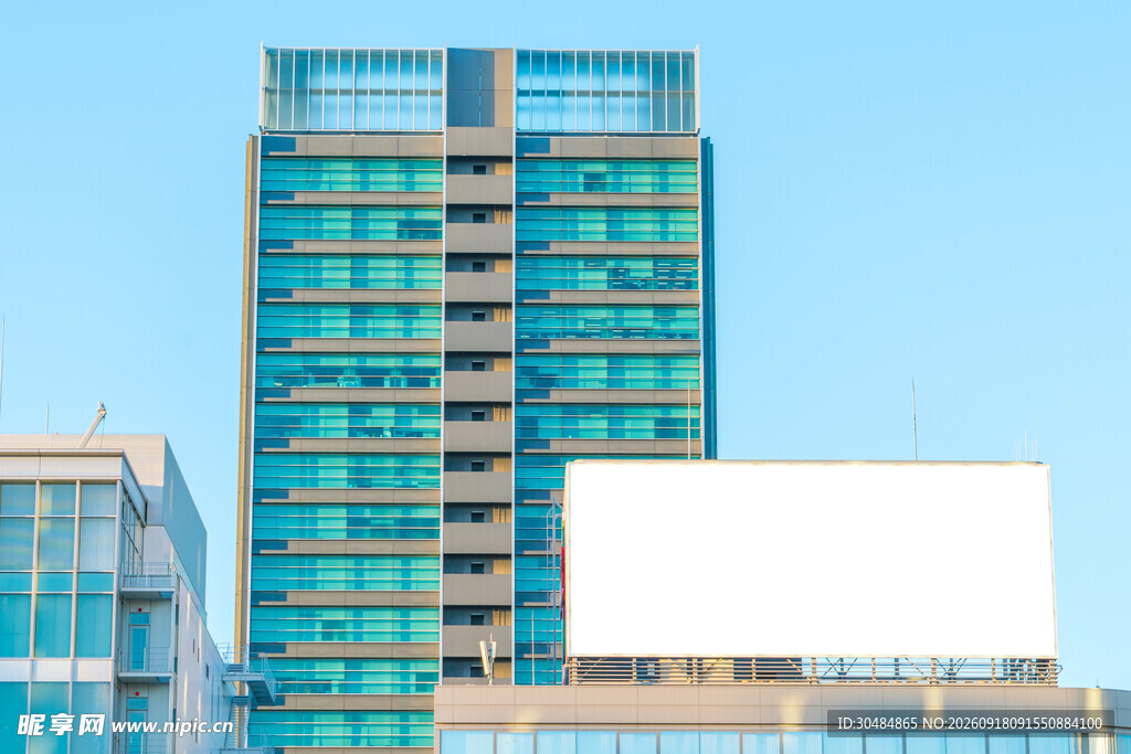 城市中高耸的现代玻璃建筑