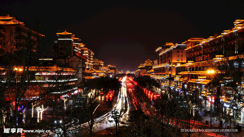 古城夜景下的热闹街市