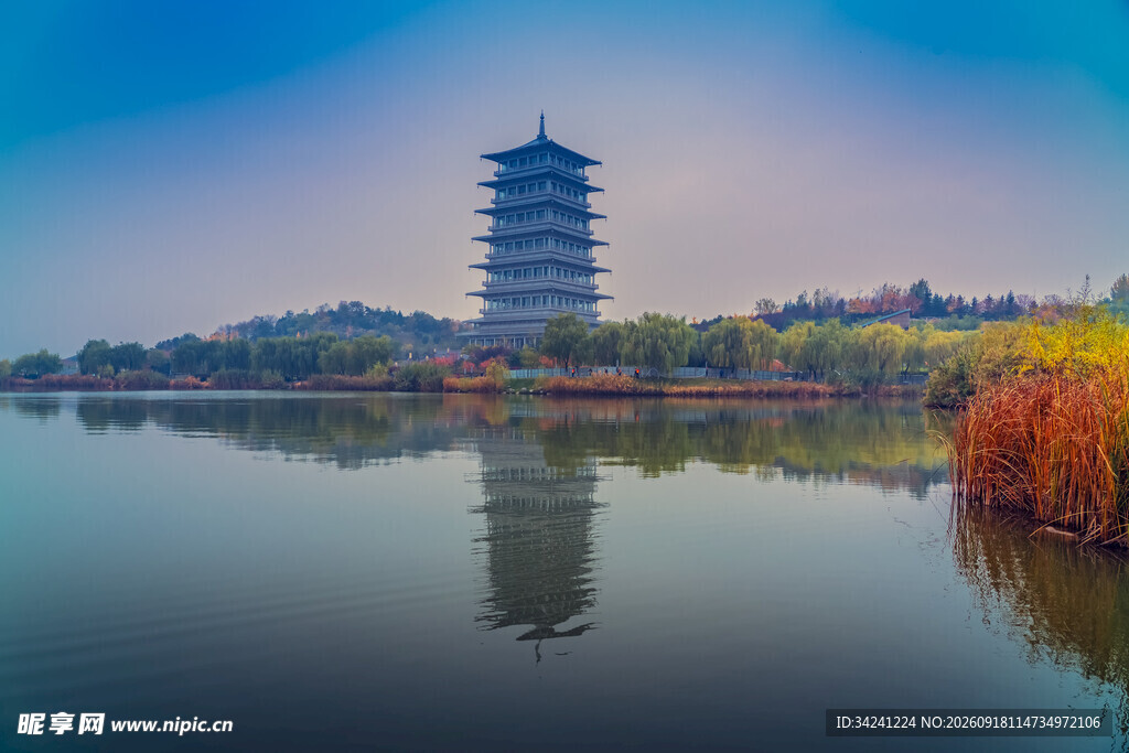 湖畔宝塔美景