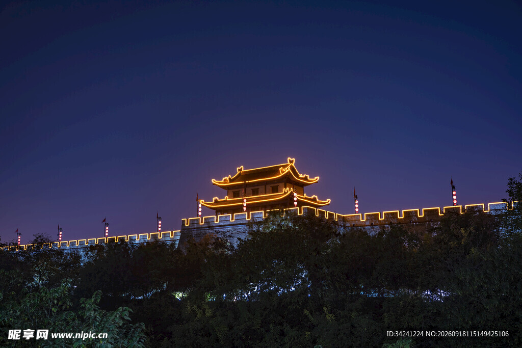 夜幕下的古建筑灯火辉煌