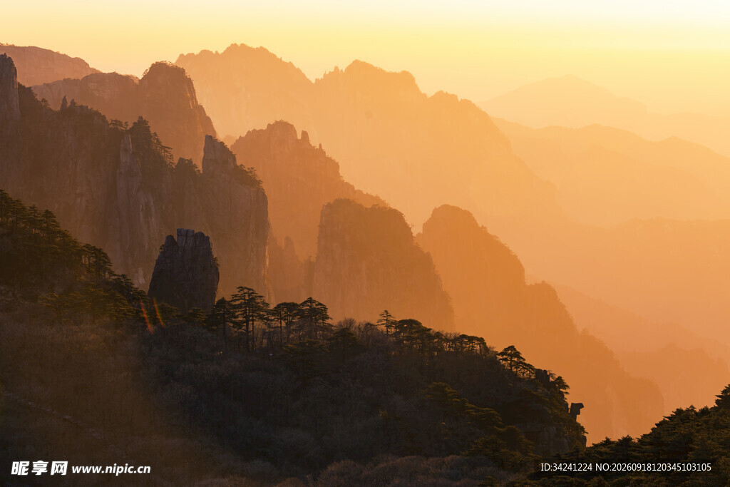 日出下的壮丽山峦景观