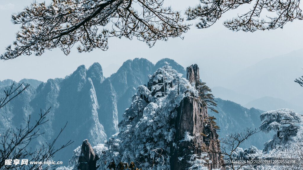 雪覆山峦壮美自然风光