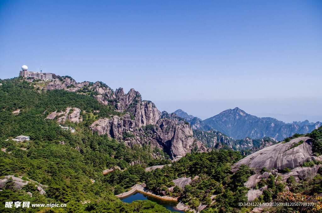 壮丽山景与山间碧湖