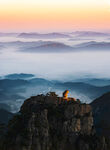 山顶赏云海日出美景