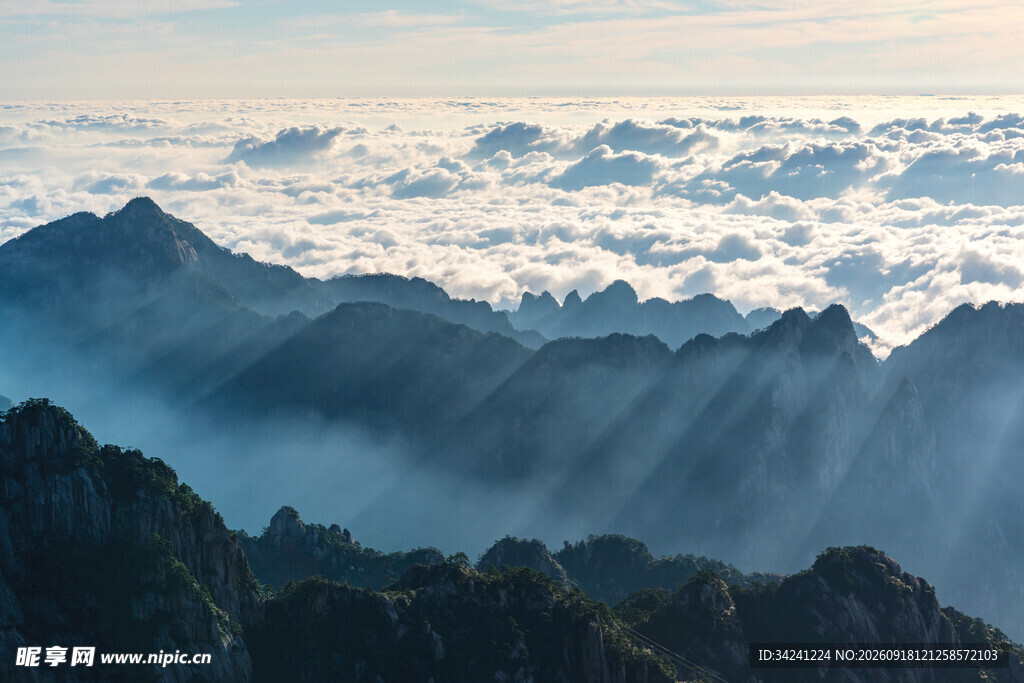 云海中的巍峨山峦