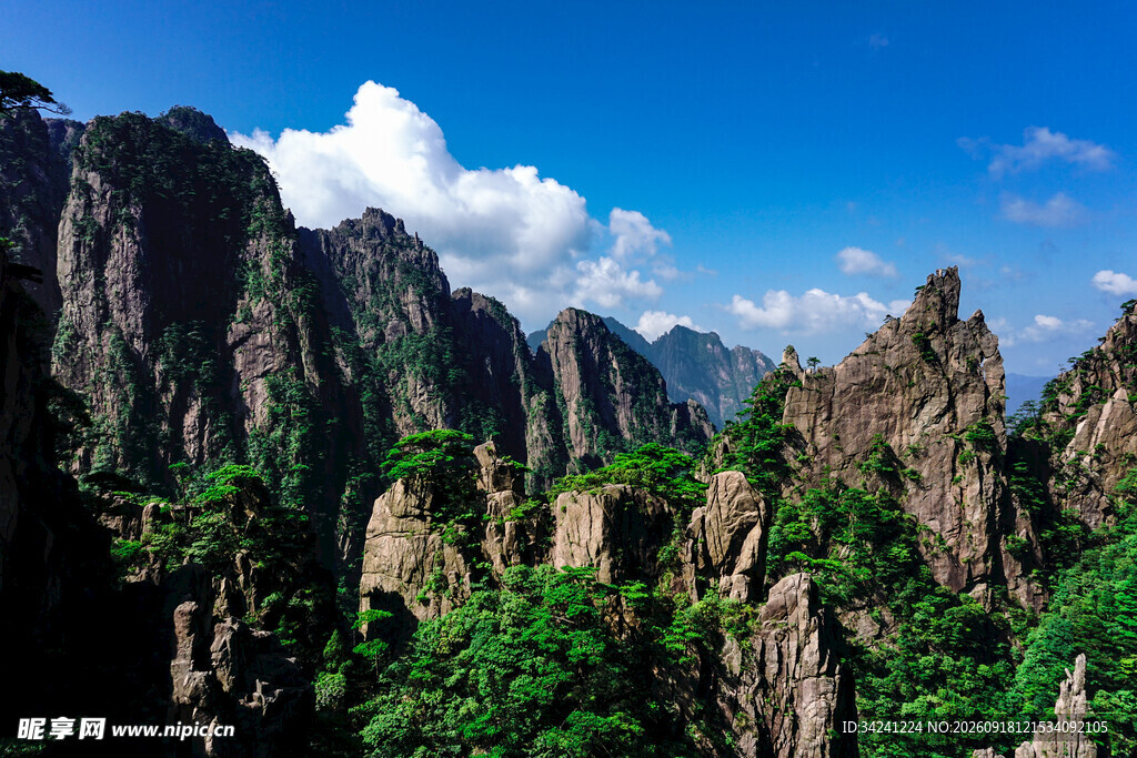 壮丽奇峰山间绿意盎然