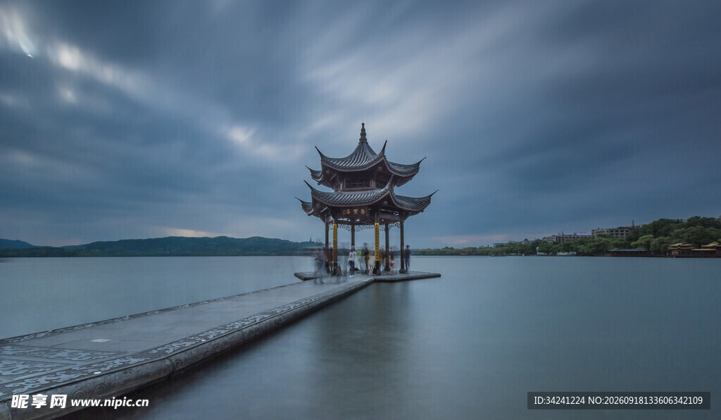 湖畔古亭水墨般湖景风光