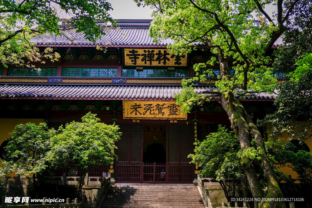 古雅寺庙隐于葱郁林木间