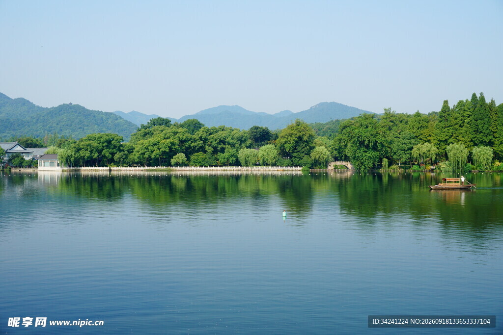 宁静湖畔青山绿水美景