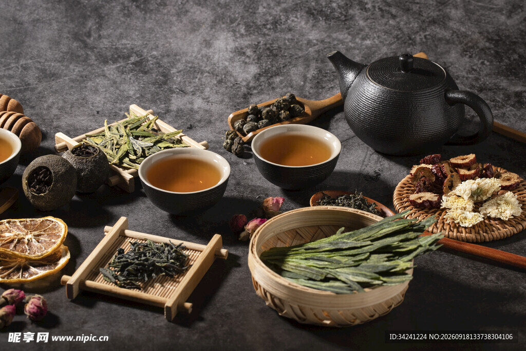 中式茶具与多样茶品展示