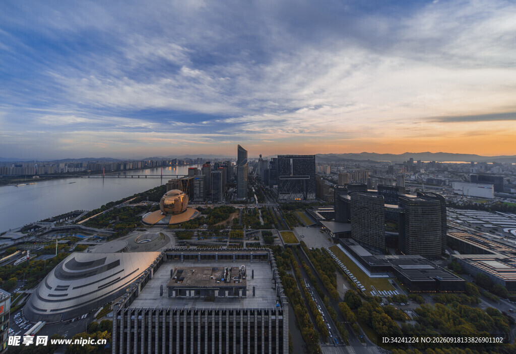 城市天际线日落美景