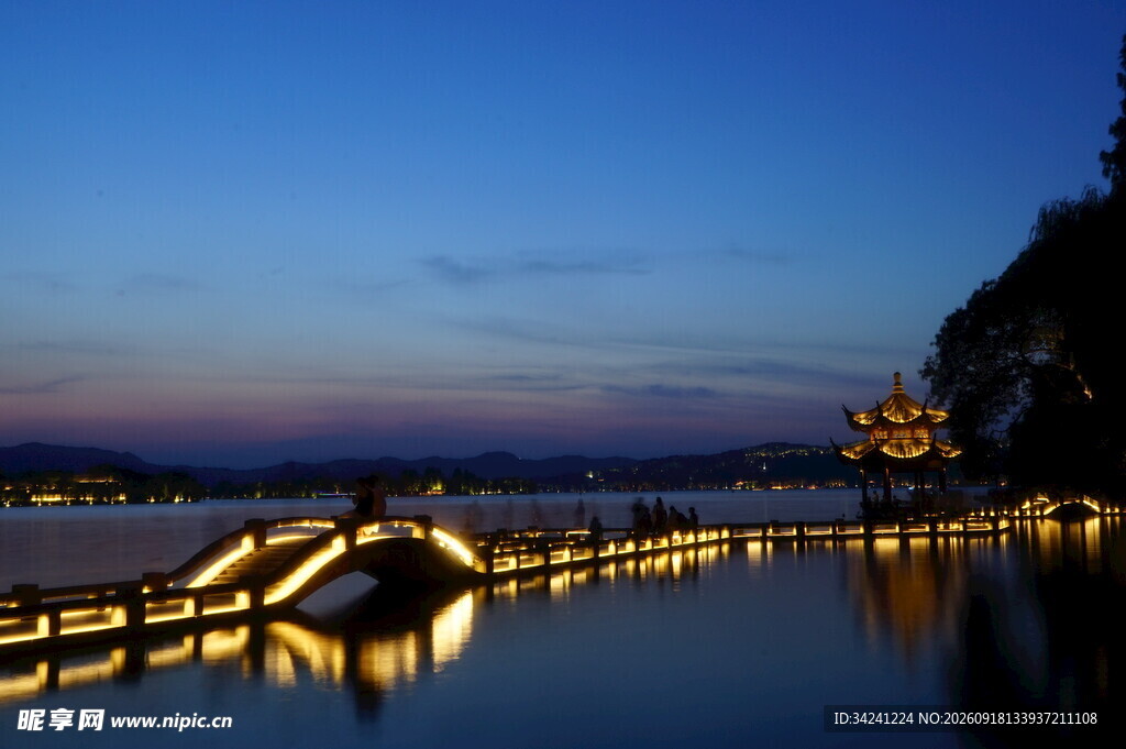 湖畔夜景灯光映照宁静水面