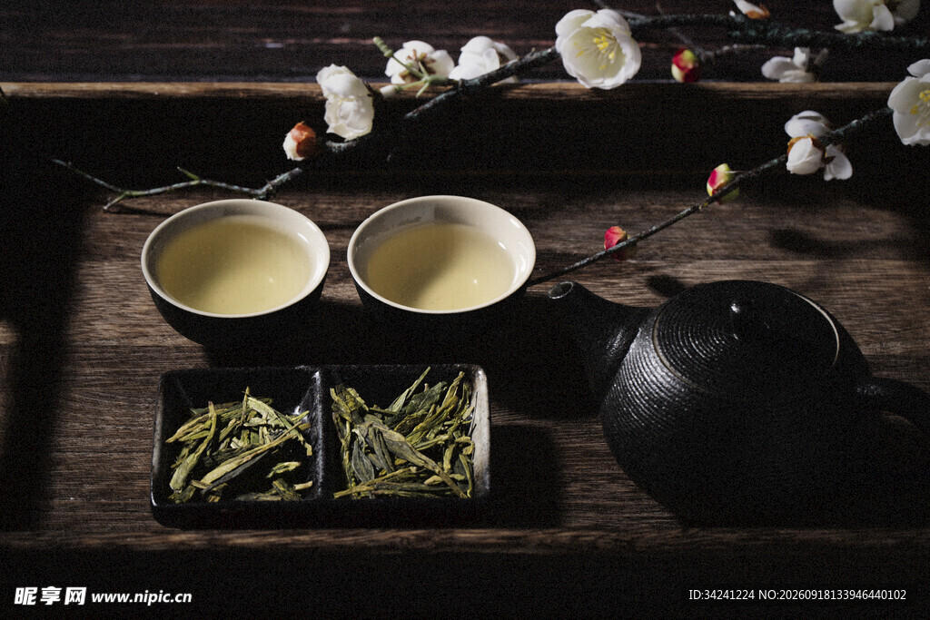 中式茶具与茶叶优雅组合