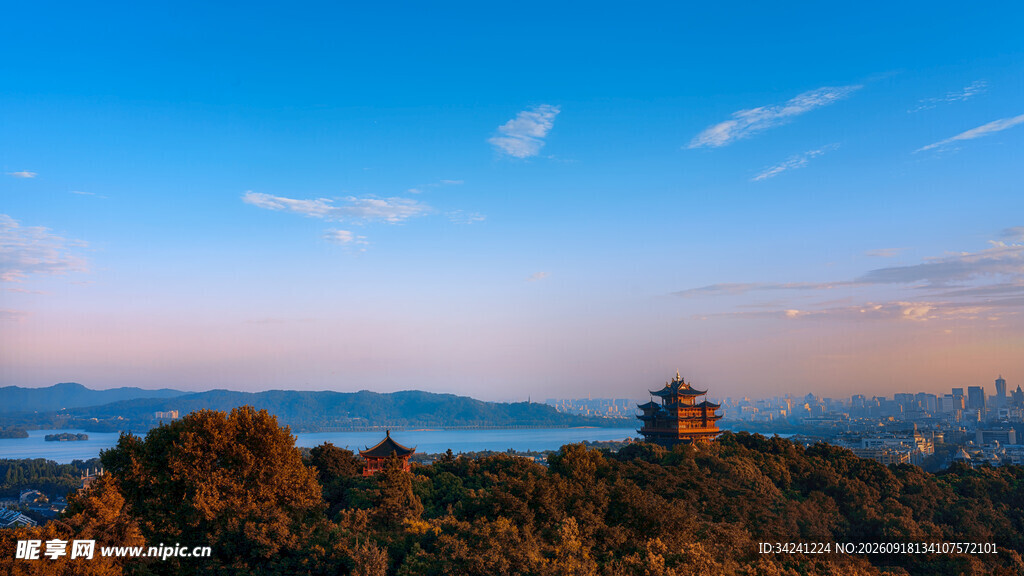 山顶楼阁映蓝天美景