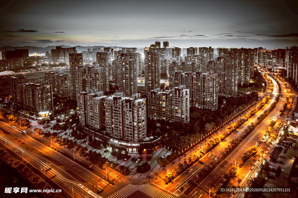 城市夜景中的高楼与车流