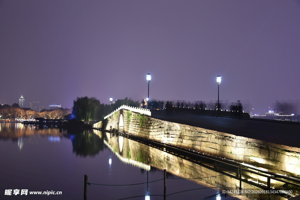 夜晚河畔石桥美丽夜景