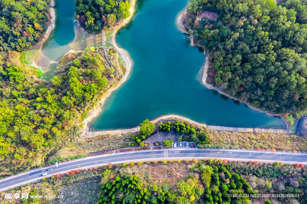 山间公路绕碧水穿绿林