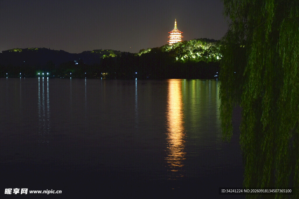 西湖夜景塔影倒映湖面