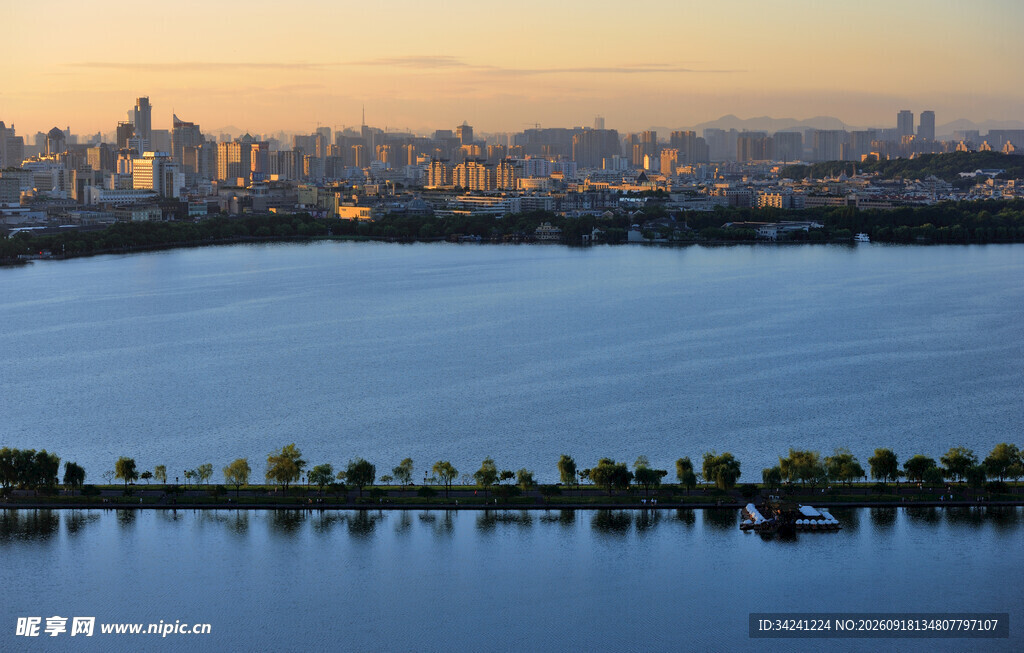 黄昏下的城市湖畔美景