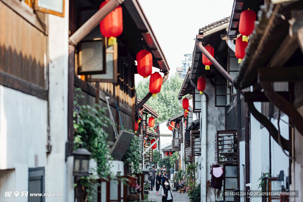 古巷红灯笼装点的中式街景