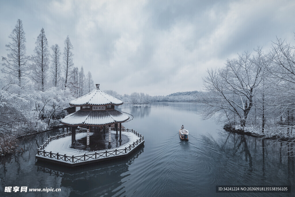 雪覆湖畔亭景
