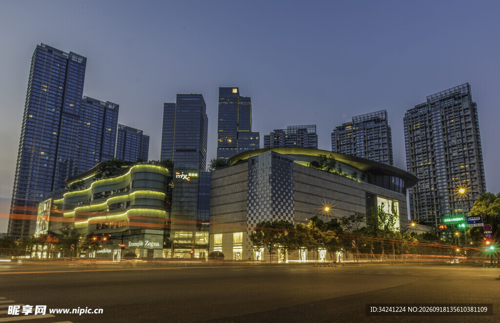 城市夜景中的繁华建筑群